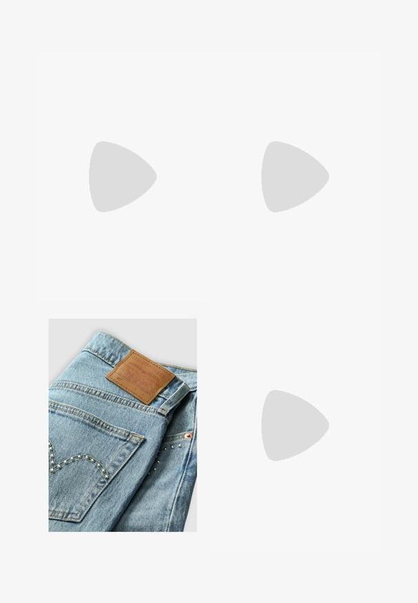 Marineblaue Rollkragenoberteil mit langen Ärmeln. Hergestellt aus weichem Stoff mit glatter Textur. Verfügt über ein enganliegendes Design und einen hohen Kragen ohne sichtbare Nähte.; Levi's® CROP - Jeans Straight Leg - hidden happiness; Schwarze Leder-Stiefeletten mit elastischen Seitenpanelen, abgerundetem Zehenbereich und einem klobigen Blockabsatz. Glatte Textur mit einem minimalistischen Design.; Schwarze Lederhandtasche mit einem weichen, lässigen Design. Verfügt über einen flachen Trageriemen und einen zentralen Verschluss, der mit einem goldenen Akzent verziert ist.