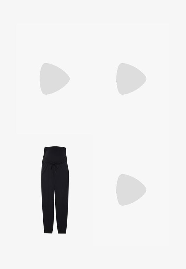 Due magliette premaman, una nera e una bianca, con design incrociato e maniche corte con dettagli arricciati ai lati.; Pantaloni jogger per maternità neri realizzati in tessuto morbido, con vita elastica, chiusura con coulisse e orli affusolati alle caviglie.; Paio di sneakers bianche con accenti bordeaux, pannelli testurizzati, suola piatta nera e lacci leggeri, indossati con calzini bianchi alla caviglia.; Borsa a spalla in cuoio tan con logo impresso, texture liscia, tracolla regolabile e design minimalista. Presenta un unico scomparto principale.