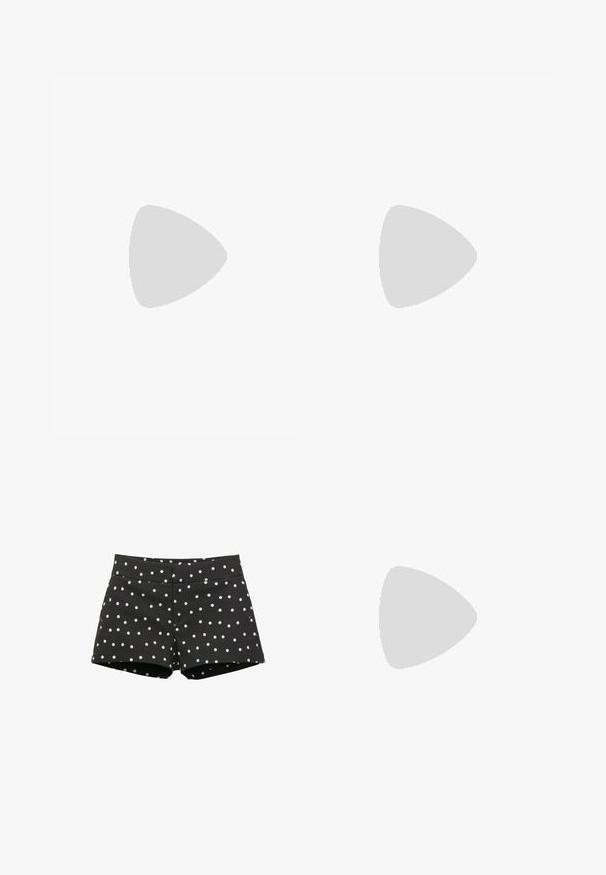 Schwarzes Langarmoberteil mit rundem Halsausschnitt, verziert mit einem Muster aus kleinen weißen Punkten auf dem Stoff, hergestellt aus einem leichten Material.; Schwarze Shorts mit weißen Punkten, ausgestattet mit einem engen Taillenbund und flachem Schnitt, aus weichem Stoff mit glatter Textur.; Schwarze Lederballettschuhe mit gerafftem elastischem Rand, spitzer Zehenform und glatter Oberfläche. Sie zeichnen sich durch ein minimalistisches Design ohne sichtbare Beschläge aus.; Schwarz-weiße Polka-Dot-Handtasche mit einer glatten Lederaußenseite, silberner Kettenriemen und einem Markenplakette auf der Vorderseite.