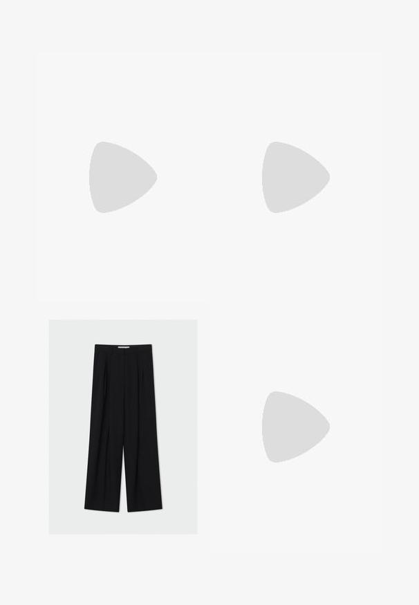 Witte mouwloze tanktop van ribbelkatoen. Heeft een ronde halslijn en een aansluitende pasvorm. Geen zichtbare patronen of accenten.; Zwarte wijduitlopende broek van een gladde stof. Heeft een hoge taille, plooien aan de voorkant en een enkellange snit. Minimalistisch ontwerp.; Zwarte gepatenteerde leren enkellaarsjes met een gebogen neus, elastische zijpanelen en een chunky blokhak. Voorzien van een reliëflogo aan de achterkant.; Zwarte handtas met dubbele korte handvatten en een afneembare schouderriem. Glad, leerachtig materiaal met een ritssluiting en logo-detail.