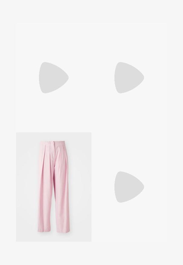 Top negro sin mangas con un diseño de ganchillo floral en blanco, superficie texturizada y cuello redondo.; Pantalones plisados rosas con un diseño a medida, fabricados en un tejido ligero de textura suave y corte de pierna ancha.; Zapato plano de charol negro con punta cuadrada, correa de tobillo con herrajes de plata y suela plana. Textura suave con diseño minimalista.; Maje MISS MINI - Bandolera - noir