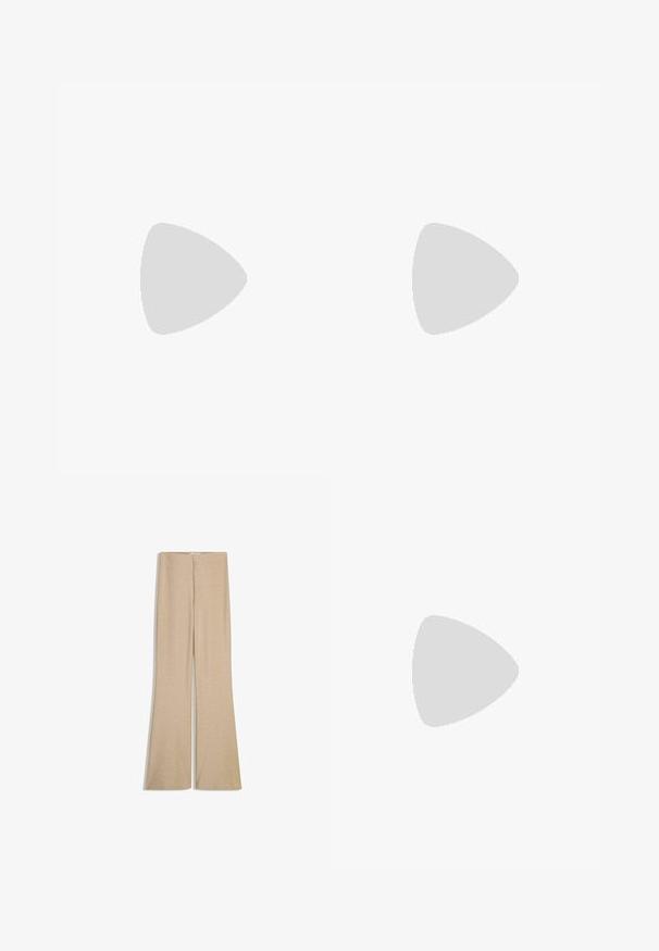 Kaksi lyhyttä toppia, yksi valkoinen ja yksi musta. Molemmissa on V-mallinen kaula-aukko ja lyhyet hihat, ja ne on valmistettu sileästä kankaasta, jossa on hieno kiilto.; Beige leveled trousers made of a shiny, textured fabric featuring a smooth waistband and a concealed back zipper. The front is flat with no pockets.; Musta patenttinen nahkainen slingback-kengät, joissa on terävä nenä, nilkkahihnat hopeisilla soljilla ja varusteilla sekä hoikka korko.; Kultainen metallinen käsilaukku, jossa on jämäkkä muotoilu, sileä pinta ja säädettävä olkahihna. Sisältää ainutlaatuisen kolmiomaisen muodon ja minimalistisen tikkaustyylin.