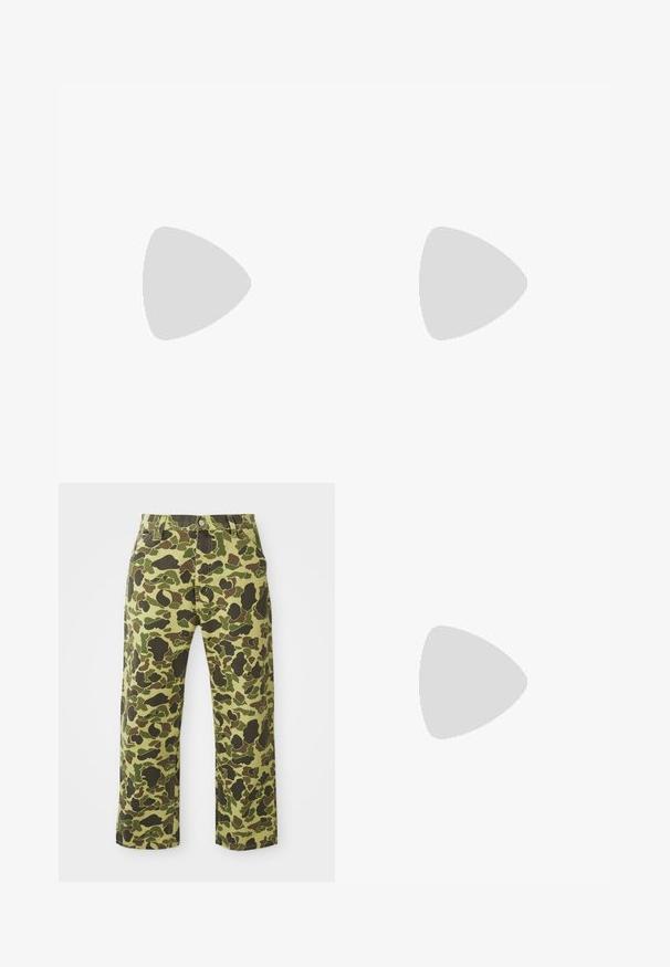 Zeleni športni dres s kratkimi rokavi in rumenimi ter modrimi akcenti. Vključuje velik logotip "ADIDAS" in besedilo "SPORTSWEAR" v kontrastnih barvah.; Kamuflažne hlače z zeleno-rjavo barvno shemo, narejene iz bombaža, s ravnim krojem in sprednjimi žepi.; Zelene zamšene teniske z belim trakom s tremi črtami, kremnimi detajli in rjavim teksturiranim podplatom. "SPEZIAL" vezeno z zlatimi nitmi na strani.; Črna tkaninska torbica čez ramo z zadrgo, ki vsebuje belo Adidasovo logo in pridelano naramnico z več črtami za enostavno nošenje.