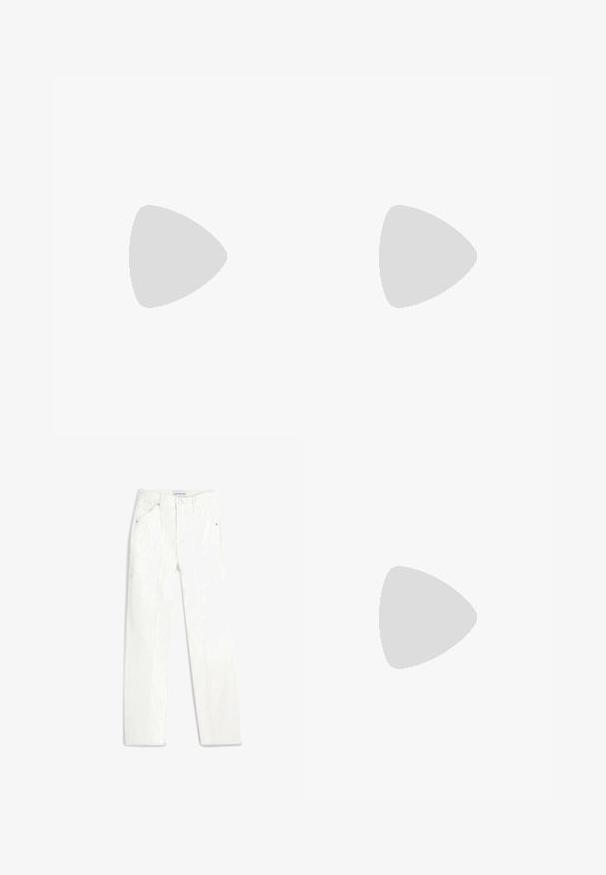 Navyblauwe katoenen polo met een klassieke kraag, drie knopen en een roze accent langs de kraag. Bevat een klein logo op de borst.; Calvin Klein Jeans, hoge taille witte denim broek, rechte pijpen, gestructureerde afwerking, vijf zakken, zilveren hardware accenten, vintage ontwerp.; Witte leren sneaker met een ronde neus, platte zool en zwart hakaccent. Bevat het Calvin Klein-logo in het zwart aan de zijkant en een reliëf merknaam.; Zwarte leren schoudertas met een zachte textuur, driehoekige vorm en verstelbare schouderriem, gecombineerd met een lichtblauw gestreept shirt en witte broek.