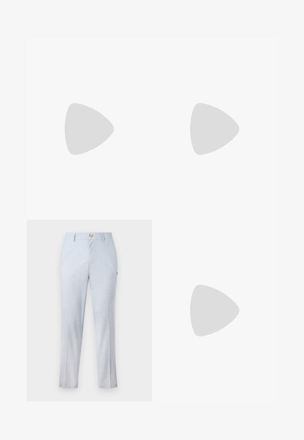 Lys grå bomulds T-shirt med korte ærmer, rund halsudskæring og broderet logo på brystet. Blød tekstur og standard pasform.; Lyseblå bukser i vævet stof, der har en klassisk pasform, lige ben, forlommer og knaplukning. Delikat mønsterdetalje.; Person der bærer hvide teksturerede lavtop sneakers og løse brune bukser, stående på lys træbetræk.; Sorte solbriller med rektangulær form, mørke linser, sølvdetaljer ved tindingerne og en mat finish på stellet.; Hvid perlekæde med ensartet rund form, glat overflade og metalspænde med forlængerkæde for justerbar længde.