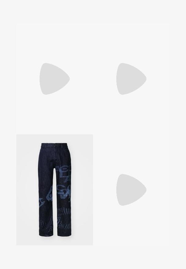 Camiseta de manga corta azul, hecha de una tela suave, con un patrón circular en un tono más claro y un escote redondo con costuras visibles.; Pantalones de mezclilla oscura con un corte holgado, estampados en azul y con cierre de botón. La tela tiene una apariencia texturizada y piernas rectas.; Botas de tobillo negras con parte superior de ante suave y suela de goma, con un diseño minimalista y una lengüeta en la parte trasera para ponérselas fácilmente.; Bolso cruzado de cuero marrón con un diseño estructurado, que presenta una hebilla plateada y una correa ajustable. Textura suave con acentos cosidos.