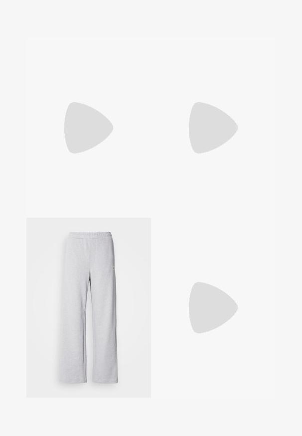 Bela prilegače majica iz rebrastega materiala, z okroglo ovratnikom in rdečimi dodatki ob robovih. Vključena podrobnost z logotipom Calvin Klein.; Svete sivi trenerci s širokim krojem, elastičnim pojasom in suptilnim detaljima šivanja. Napravljeni su od mekog, prozračnog materijala.; Bele nizke superge z črnim hrbtnim delom, platformo, vezalkami in Calvin Klein "CK" logotipom na strani.; Srebrni obroči s teksturiranim dizajnom, ki vsebuje navpične rebraste vzorce. Krožna oblika z varnim zapiranjem na zaponko. Gladek zaključek.