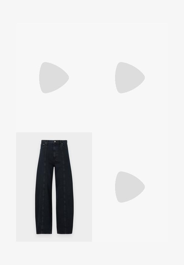 T-shirt en coton bleu clair à manches courtes, arborant un graphique en forme de cœur orné d'un lettrage métallique : "QUELQU'UN À PARIS M'AIME."; Jeans en denim foncé à jambes larges et taille haute, avec des coutures contrastées et un style classique à cinq poches. Texture lisse, sans motifs visibles.; Sandale en cuir noir avec boucle réglable, semelle plate couleur tan, et deux larges bandes se croisant sur le pied, design minimaliste.; Sac à bandoulière en denim avec une palette de couleurs bleues, comportant deux poches zippées, une forme structurée et une bandoulière en cuir.