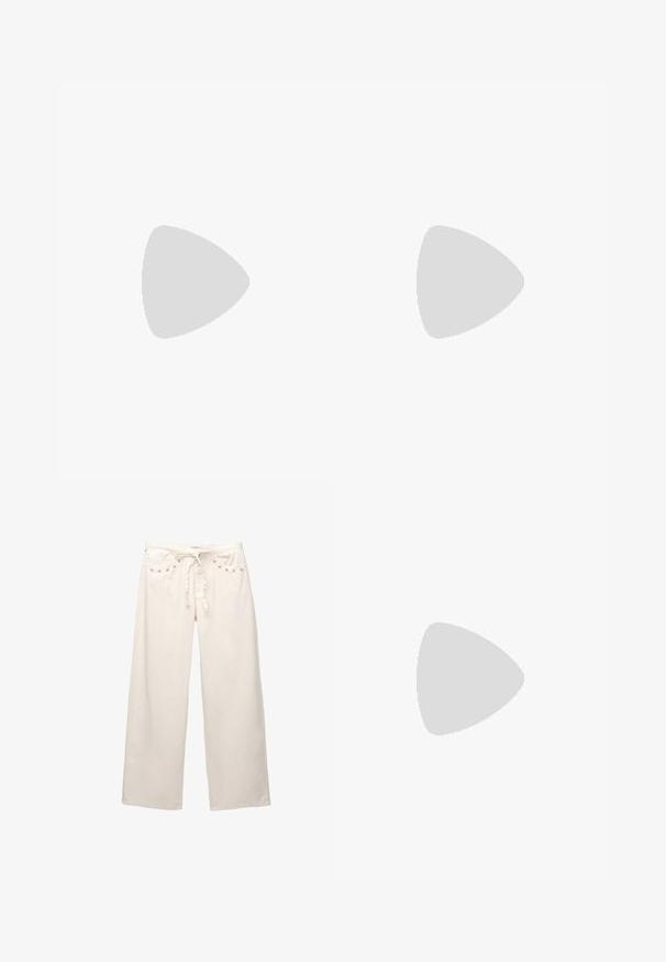 Kurzarmshirt mit rundem Ausschnitt, aus leichtem Stoff. Hat einen weißen Hintergrund mit roten und rosa abstrakten Formen und Mustern.; Weite Hosen aus cremefarbenem Stoff. Mit einem Kordelzugbund und metallischen Akzenten an den Taschen. Glatte Textur mit lockerer Passform.; Leopardenmuster-Mules mit einem niedrigen, schwarzen Stiletto-Absatz. Obermaterial aus weichem Stoff mit einer Knoten-Detail vorne und einer glatten, flachen Sohle.; Grüne Leder-Hobo-Tasche mit einem lässigen Design, gebogenem Griff und glatter Textur. Enthält keine sichtbaren Beschläge oder Akzente.
