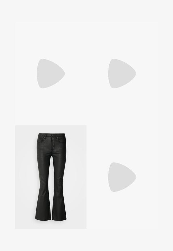 Cămașă cu mânecă lungă, cu un fundal închis, având modele abstracte în multiple culori, inclusiv forme geometrice, mâini și elemente botanice.; Jeans negri cu evazare, dintr-un material neted și elegant, cu un design cu cinci buzunare și închidere frontală cu nasture. Prezintă deschideri de picioare adaptate.; Cizme negre din piele până la genunchi, cu vârf ascuțit și toc pătrat, având o textură netedă și un design minimalist.; Geantă de umăr din piele neagră, cu o textură netedă. Dispune de o curea ajustabilă și un design elegant, minimalist, cu închidere cu fermoar.