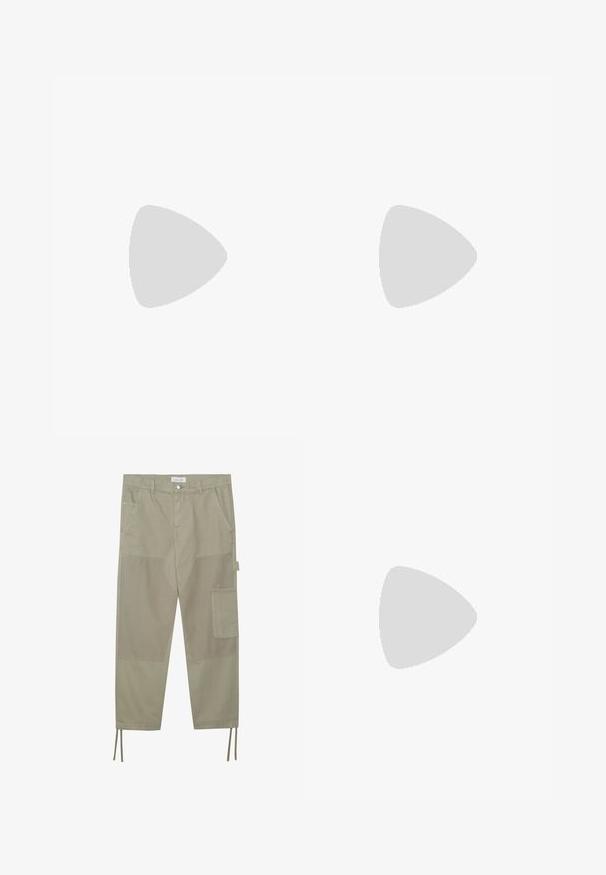 Ecoalf MAN - Polo majica - white; Svetlo kaki cargo hlače, izdelane iz trpežne bombažne tkanine. Imajo žepne nalepke, gumbasto zaponko in nastavljive vrvice ob gležnjih.; Rjave usnjene sandale z več širokimi trakovi, odprtimi prsti, zaponko okoli gležnja in teksturiranim podplatom za oprijem.; Bežna torba preko ramena z gladko mat teksturo, pravokotne oblike, nastavljivim črnim trakom in prednjim žepom na zadrgo. Oznaka "PIER ONE."