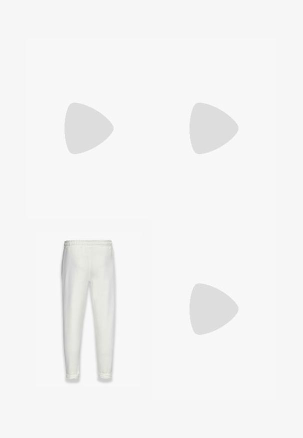 T-shirt in cotone nero con maniche corte, scollatura rotonda e logo "DROPSIZE" discreto sul lato sinistro del petto. Vestibilità standard.; Pantaloni jogger bianchi realizzati in tessuto morbido, con vita e polsini elastici, tasche laterali e una trama liscia.; Sneaker Nike Air Max grigie con parte superiore in rete e materiale sintetico, design ondulato, accenti neri e un'unità di ammortizzazione visibile.; Occhiali da sole neri in plastica con lenti scure. Design con montatura quadrata caratterizzato da dettagli metallici e un logo sul lato esterno della astina.