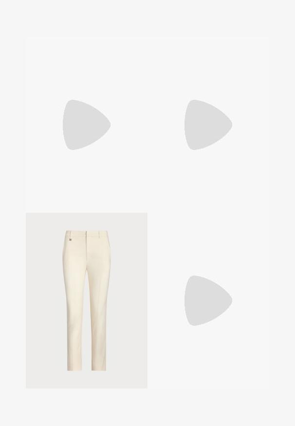 Rožinė polo marškinėlių sukurta iš lygios, lengvos medžiagos. Turi apykaklę, tris mygtukus ir mažą logotipo detalę ant apatinės dalies.; Kremo spalvos pritaikytos kelnes su tiesiomis kojomis, pasižyminčios lygiu paviršiumi, priekinėmis kišenėmis ir subtiliu metaliniu akcentu ant juosmens.; Polo Ralph Lauren LEATHER KITTEN-HEEL SANDAL - Klasikiniai aukštakulniai - black; Auksinė blizgučių rankinė, stačiakampio formos, su susuktos grandinėlės rankena ir metaliniu užsegimu, atspindinti šviesą su tekstūruotu paviršiumi.