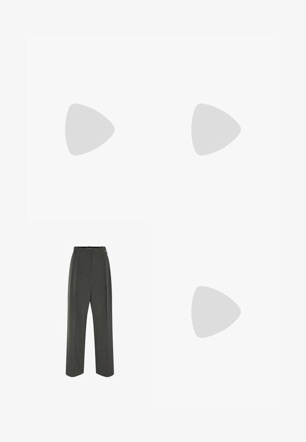 Beige polotröja med långa ärmar tillverkad av mjukt tyg, har en avslappnad passform, subtil textur och inga synliga mönster eller detaljer.; Grå skräddarsydda byxor med hög midja, med veck, en bred bendesign och en mjuk textur. Stängs med en diskret dragkedja.; Svart ankle boot gjord av slät tyg, med spetsig tå och smal stilettklack, med en sömlös design och ingen synlig hårdvara.; Svart läderhandväska med en unik halvmåneform. Har en minimalistisk design, slät yta och en subtil logotyp. Justerbar rem.