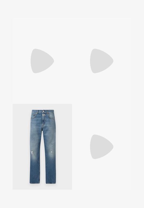 Top bianco senza maniche con strisce orizzontali nere, caratterizzato da un colletto rotondo, una texture a costine e una silhouette aderente. Nessun abbellimento o accento.; Jeans in denim azzurro chiaro con vestibilità ampia, caratterizzati da toppe strappate e chiusura con zip. Design classico a cinque tasche e gamba dritta.; Infradito neri con suola in gomma testurizzata, due cinghie sottili e un sottile dettaglio del logo impresso sulla cinghia.; Occhiali da sole in plastica nera con lenti verdi, montatura quadrata, dettaglio argento sulla parte superiore e steli con texture. Marchio indicato sulla parte interna dello stelo.
