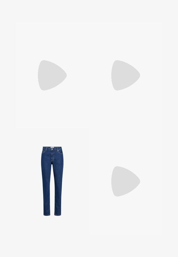 Weißes Baumwoll-T-Shirt mit Grafik einer Frau im rosa Kleid auf einer Stadtstraße, mit gedrucktem DKNY-Logo und einem Fahrradsymbol.; Blaue Denim-Jeans mit einer geraden Beinform, hohen Taille, klassischem Fünf-Taschen-Design und dezentem Logo-Patch auf der Rückseite.; Schwarzer Leder-Slingback-Schuh mit spitzem Zehenbereich, schlankem Absatz und goldfarbener Hardware-Akzent am Vorderfuß. Glatte Textur und strukturierte Form.; Schwarze Ledertasche mit strukturiertem Finish, ausgestattet mit zwei oberen Griffen, einem abnehmbaren Schultergurt und einem silbernen Verschlussdetail.