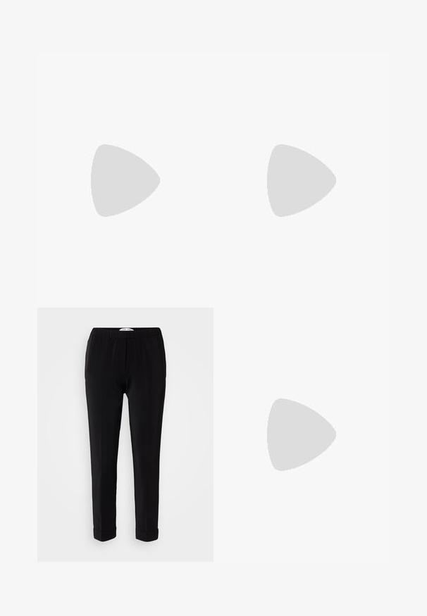 DRYKORN OLINA - Topper - grey; Sorte bukser med en glat tekstur, elastisk talje og tapered design. Har optrukne manchetter og en ren silhuet.; Svart høyhælte sandal med frynse detaljer, ankelrem med gullfarge hardware, flat firkantet tå, og to krysse remmer over foten.; Svart lærveske med en strukturert design, doble topphåndtak, gullfarget spenneakent og preget merke-logo foran.