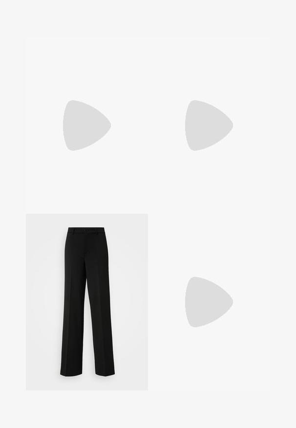 Body negru cu mâneci lungi din dantelă, guler înalt, detaliu în formă de cheie la decolteu și un corp din material fin, ajustat. Dantela are un model floral.; ONLY Tall ONLPEACH LIFE WIDE - Pantaloni - black; Pantofii cu toc înalt bej, cu vârf ascuțit, curea la gleznă și cataramă aurie, toc bloc și finisaj mat neted.; Jachetă din piele metalizată argintie cu guler din blană, având închidere prin fermoar și suprafață texturată. Cercei mari în formă de lacrimă cu pietre semiprețioase clare.