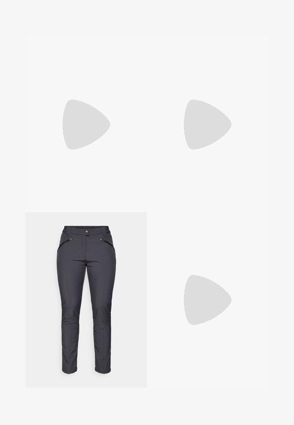 Hvid cropped t-shirt lavet af bomuld med rund halsudskæring og korte ærmer. Har et sort logo på venstre bryst.; Grå strækbukser med slim fit, der har to lynlåslukninger i siderne og en knaplukning. Glat tekstur og tapered ben.; Beige vandrestøvler lavet af ruskind og mesh med grå accenter og livlige orange snørehuller. Gore-Tex mærkning synlig på siden.; Sort tote bag med polstret design, top lynlås lukning, dobbel korte stropper og logo på fronten; har sidelommer og justerbare stropper.