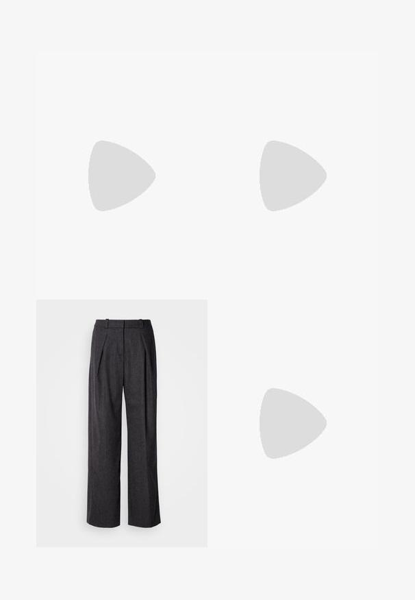 Canotta bianca realizzata in morbido tessuto, con scollatura rotonda, forma aderente e logo Diesel in rilievo al centro.; Pantaloni a gamba larga grigio scuro in tessuto testurizzato, con pieghe frontali e una classica linea in vita. Senza tasche visibili.; Sandalo con tacco a blocco argentato, caratterizzato da fasce sottili e una fibbia alla caviglia. Il materiale ha una finitura metallica con un aspetto testurizzato.; Borsa a mano in pelle nera con forma triangolare, una tracolla sottile e accessori in argento. Presenta una chiusura con zip e un logo impresso sul davanti.