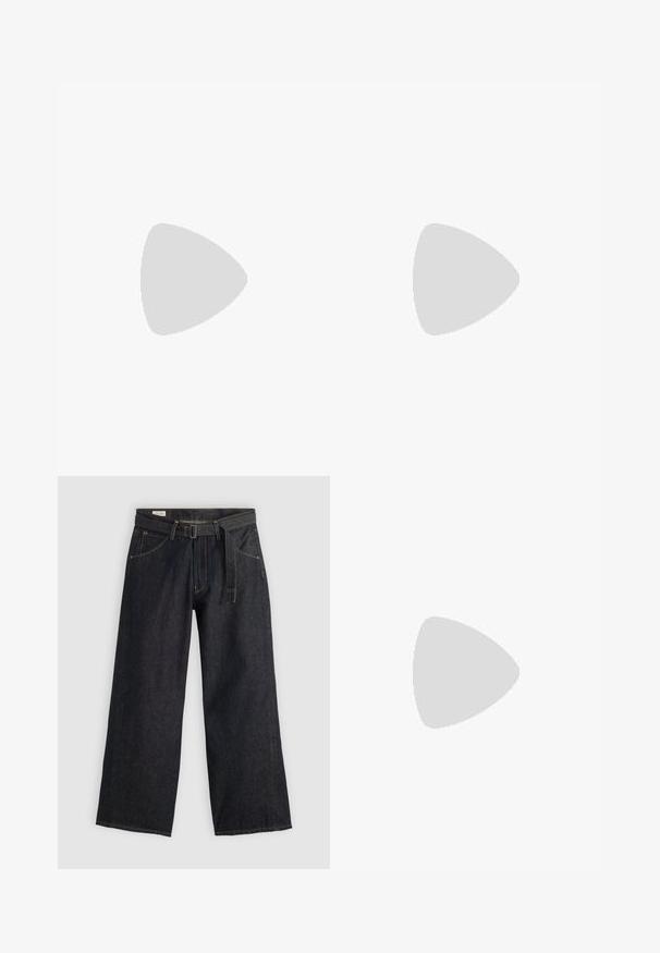 Grå bomull T-skjorte med rund hals, løs passform, korte ermer og "FORBUDT" i røde bokstaver på forsiden.; Mørk denim vidde bukser med belte i midjen, som har frontlommer og kontraststing. Glatt tekstur med et rent design.; Sportssko med en hvit skinnoverdel, grå semsket tå og tre svarte striper. Har en blå logo på tungen og en teksturert gummisåle.; Sølv hoop øredobber med et rundt design, polert overflate, og et lite rundt hengsel for lukking. Måler omtrent 2,5 cm i diameter.