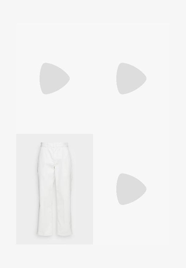 Rød sportsjersey med sorte ermer, med et stort hvitt nummer 5, "SAMSIC"-logo og Stade Rennais-emblem.; Hvite bomullsbukser med rett ben-design, beltehemper og sidelommer, med en jevn tekstur og minimalt med detaljer.; Svart løpesko med en blanding av mesh og syntetiske materialer, chunky såle, buet design og fremtredende merkevare på siden.; Solbriller med en slank, sølvmetallisk ramme, gråtonede linser og et aerodynamisk design med spisse kanter og tynne armer.