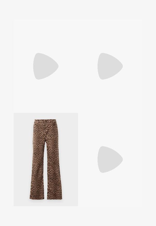 Smešani antracitni top od suede materijala s okruglim izrezom i zatvaračem na leđima, uz to dugi vertikalni franjevi detalji duž oboda.; Hlače širokih nogavica s leopard uzorkom u bež i crnoj boji, s glatkom teksturom i suženim rubom. Dizajn s običnim pojasom i džepovima.; Crna kožna čizma do gležnjeva s glatkom teksturom, špicastim vrhom i debelim visokim potpeticama. Ima bočni otvor i minimalistički dizajn.; MICHAEL Michael Kors NOLITA HOBO  - Ručna torba - black