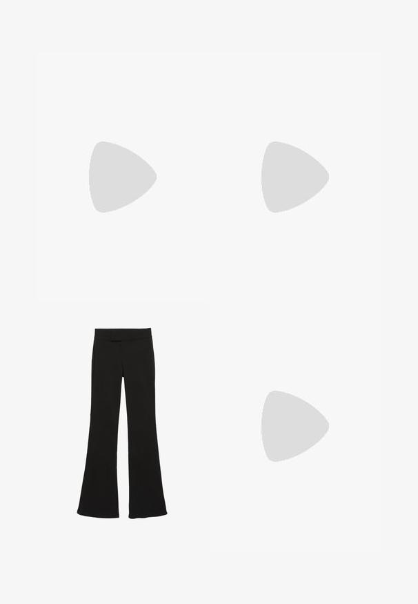 Top corto marrone a maniche lunghe con colletto alto, realizzato in tessuto morbido, caratterizzato da una vestibilità aderente e dettagli di cucitura discreti. Pantaloni bianchi con vita elastica.; Pantaloni neri a zampa d'elefante realizzati in tessuto liscio, con vita media e tasche laterali, dalla silhouette pulita e sartoriale.; Pompa slingback in pelle lucida marrone con punta affusolata, tagli aperti e tacco sottile. Presenta una fascetta con fibbia regolabile.; Borsa tote in pelle nera con texture liscia, forma rettangolare e due manici lunghi. Nessun hardware o decorazione visibile.