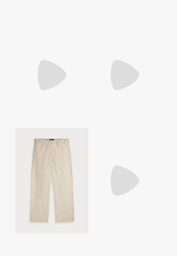 Ilgais rankovės polo marškinėliai raudonos ir mėlynos horizontalios juostelės, su balta apykakle ir apvaliu siuvinėtu logotipu krūtinėje.; Bežiniai medvilniniai chino kelnės su tiesiu sijonu, su segtuku ir dviem priekinėmis kišenėmis. Lygi tekstūra ir vienodai spalva.; Polo Ralph Lauren MERTON VENETIAN LOAFER - Mokasinai - milkshake; Tamsiai mėlynas šalikas su pilka grafika, vaizduojančia polo žaidėją ant žirgo, su pūkuotais kraštais.