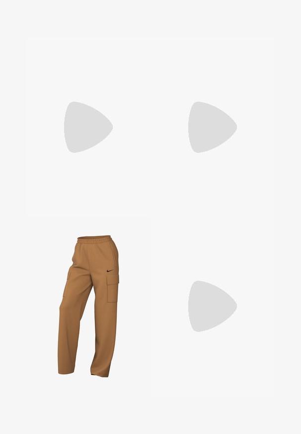 Beige puuvillapaita lyhyillä hihoilla, pyöreällä kaula-aukolla ja edessä valkoisella kalligrafisella tekstillä, joka lukee "Pegador Dreams Come True."; Ruskeat cargo-housut, jotka on valmistettu kankaasta, ja niissä on kaksi sivutaskua sekä elastinen vyötärö, jossa on musta logokiiltokuva. Suora lahjemuoto.; Nike urheilukengät hopeisella verkkopinnalla, valkoisilla yksityiskohdilla ja teksturoiduilla pohjilla, yhdistettyinä löysiin tummansinisiin housuihin.; Musta nailoninen vyölaukku, jossa on vetoketjullinen suljin ja suuri valkoinen Nike-logo. Liukas pinta ja ergonominen muotoilu mukautuu mukavaan käyttöön.