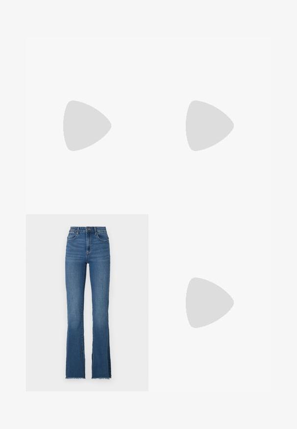 Sötétkék pólóing, puha anyagból készült, klasszikus gallérral, három gombos záródással és laza szabású rövid ujjakkal.; Fellengő kék farmernadrág magas derékkal, meglazult szegéllyel és öt zsebes dizájnal. Simaság jellemzi, enyhe kopással.; Fekete lakkbőr slingback sarkú cipők hegyes orral és kis blokk talppal, ezüst csat díszítéssel a pánton.; Fekete bőr hobo táska sima textúrával, ívelt formával és egyetlen állítható pánttal; széles nyílás található a tetején.