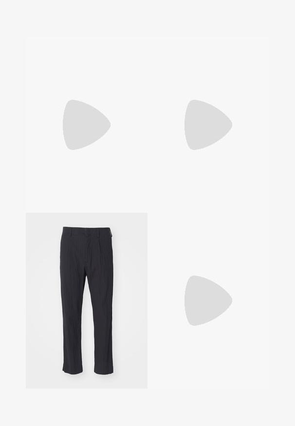 Polo à manches courtes en crème clair, avec un col en V, un tissu texturé et une coupe classique. Pas de motifs ou d'accents visibles.; Pantalons noirs plissés en tissu texturé, présentant une coupe droite et une ceinture standard. Pas de poches ni de matériel visible.; Stuart Weitzman BANKS - Chaussons - black; Emporio Armani MINI UNISEX - Sac bandoulière - monument