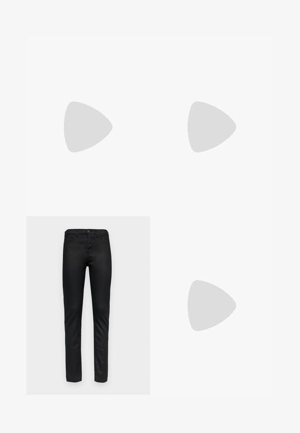 Hnědý bavlněný tričko s kulatým výstřihem a krátkými rukávy. Na levé hrudi se nachází zlaté logo "EA7 Emporio Armani". Jednoduchý design, hladká textura.; Černé džíny s úzkým střihem, s předním zapínáním na knoflík, designem se pěti kapsami a jemnou strukturou s hladkým povrchem.; Béžové sandály na vysokém podpatku s minimalistickým designem, které mají dva kulaté akcenty a silný podpatek. Vyrobené z hladké kůže.; Hnědá kožená taška přes rameno s zakřiveným tvarem, hladkou texturou a jedním tenkým popruhem. Obsahuje jemný šev a malý detail loga.