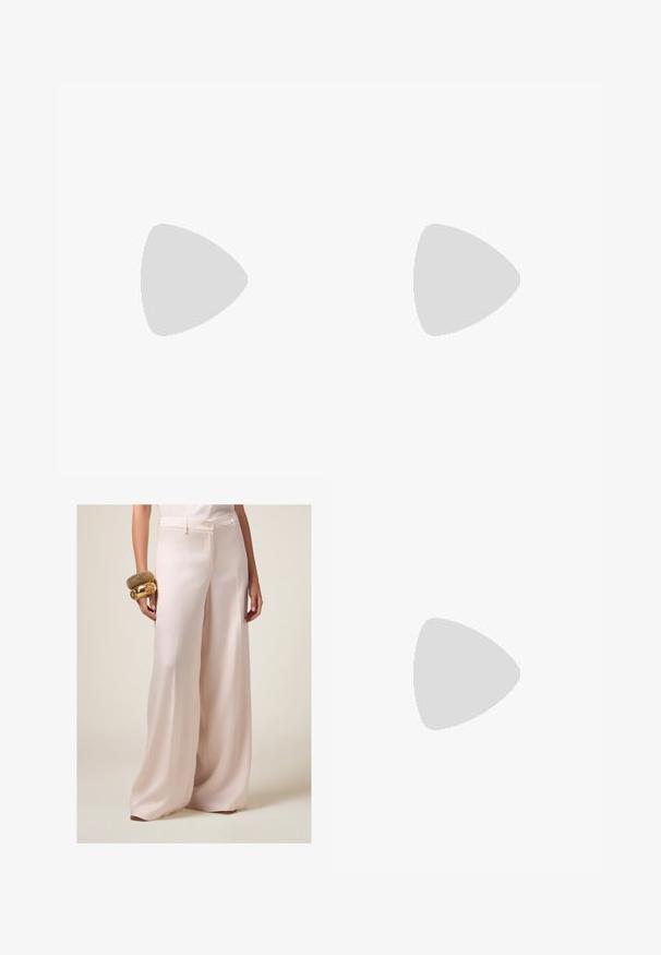 Witte katoenen tanktop met verstelbare banden, kantafwerking langs de halslijn en een kleine decoratieve strik aan de voorkant.; Wijdvallende, lichtroze broeken van een zachte stof, met een knoopsluiting, zijzakken en een getailleerde pasvorm. Aangevuld met gouden armbanden.; Zwarte canvas hoge sneakers met een rubberen teenkap, witte veters en een Converse logo patch. Kenmerkt zich door de contrasterende witte zool en stiksels.; Zwarte leren handtas met een glanzende afwerking, voorzien van een centrale gesp, twee voorkanten en een korte schouderriem.