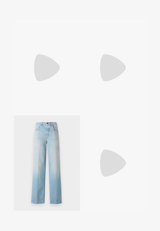 Witte lange mouwen ribben top met een ronde halslijn en een cropped zoom. Zachte textuur en minimalistisch ontwerp, met een klein logo aan de zijkant.; Lichtblauwe denim wijde broek met een vervaagde gradient, voorzien van een klassiek vijf-pocket ontwerp en metalen knoopsluiting.; Zwarte leren sandaal met gouden gespaccenten, voorzien van meerdere banden en een vlakke zool voor open-teenschoen gebruik.; Blauwe canvas draagtas met witte en gele illustraties van voedselitems en het woord "Gesloten." Twee stevige handvatten om te dragen.