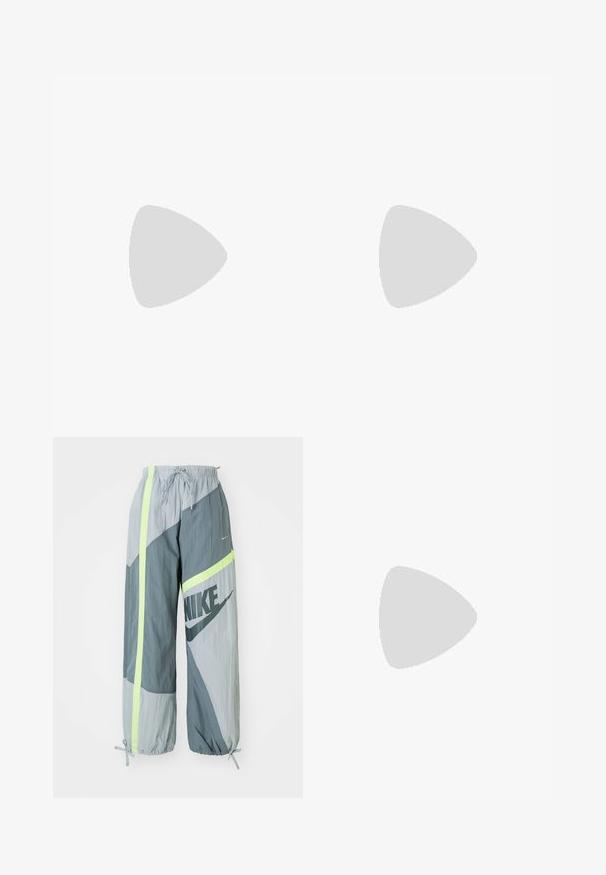 Kuttet Nike-drakt med rosa og hvite vertikale striper, kortermet, og en svart logo foran med et grafisk mønster.; Nike joggebukser i forskjellige nyanser av grått, med reflekterende neonlysdetaljer, snor i livet og innsnevrede ankler, samt en stor logo.; Nike-sko i hvit og lys grå lær med perforert tå, flate lisser og gummisåle, sammen med blå denimjeans.; Et par rektangulære solbriller med lys blå gjennomsiktige rammer og mørke grå linser, med rette stenger og minimale maskinvare detaljer.