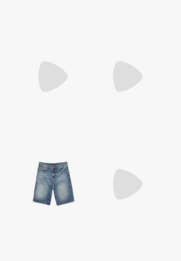 Gul blonde cami med en bindefrontdetalje, tynde stropper og en flydende silhuet. Delikat tekstur og blødt stof skaber et let udseende.; Stradivarius BERMUDA - Denimshorts - moon washed; Bershka Højhælede sandaletter / Højhælede sandaler - black; Lyserød suedetask med en rund form, der har frynser nederst, hardware i guldtone og en flettet skulderrem.