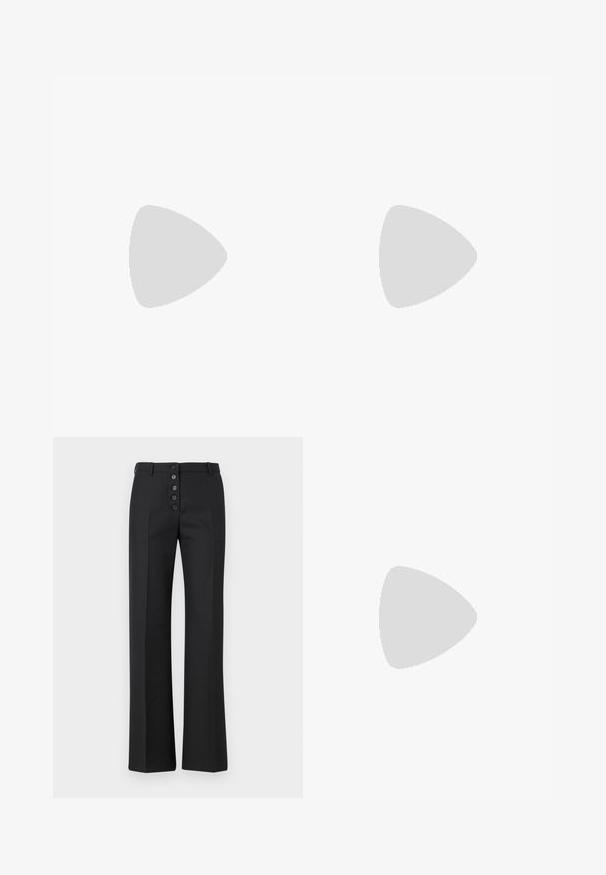 T-shirt nera crop in cotone, con scollatura rotonda e maniche corte, dalla texture liscia e semplice, senza grafiche visibili.; The Kooples PANTALON - Pantaloni - black; The Kooples CHAUSSURES - Sandali con tacco - black; The Kooples SAC - Borsa a mano - black