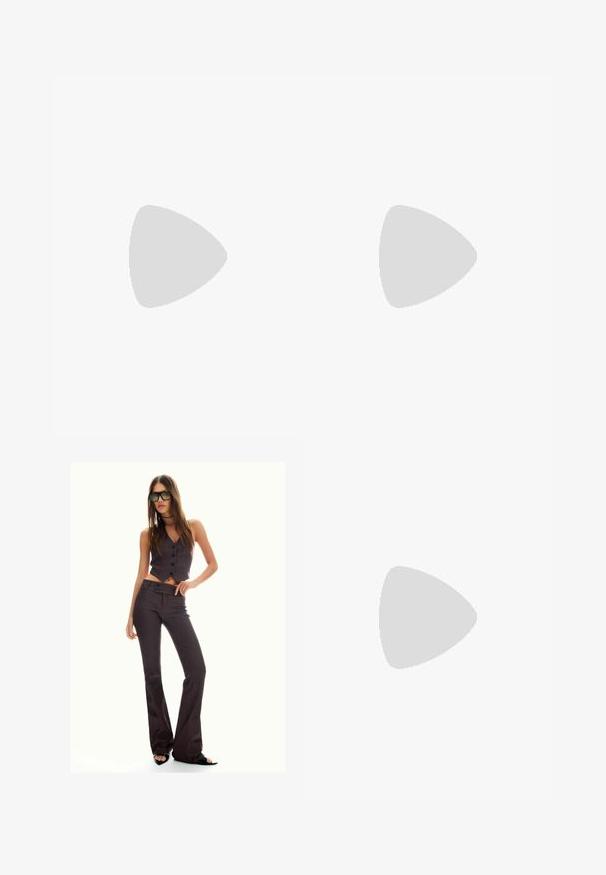 Bílá polokošile s dlouhým rukávem, která má límec, knoflíkovou légu a žebrované manžety, je vyrobena z měkké a lehké látky.; Hnědý pruhovaný zkrácený vest a rozšířené kalhoty, s knoflíky a texturovanou látkou. Černé otevřené boty na podpatku a oversized sluneční brýle.; Černé lakované kožené lodičky na podpatku s špičatou špičkou, výřezy na stranách, nastavitelným páskem kolem kotníku a tenkým, elegantním podpatkem.; Plátěná taška v béžové barvě s hnědými vzorovanými akcenty. Má zakřivený tvar, jeden popruh a na přední straně logovou destičku se stříbrným kováním.