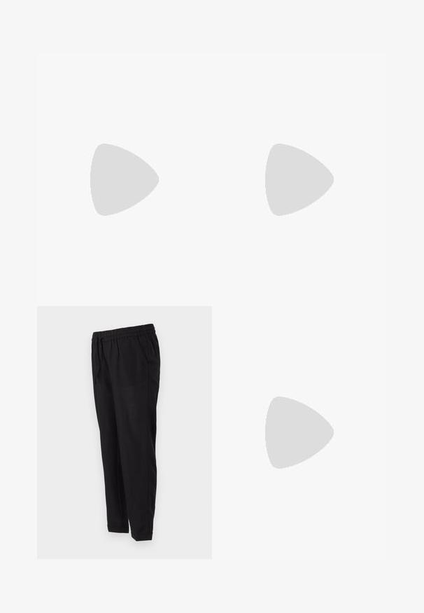 Balta medvilninė marškinė su laisvu kirtimu, kuriuose kairėje krūtinės pusėje yra mažas saulės grafikas rusvos ir rožinės spalvos. Trumpomis rankovėmis.; Juodi kelniai su elastinga juosmens juosta, šoninėmis kišenėmis, siaurėjančiomis kojomis ir sukniubusiais manžetais. Pagaminti iš švelnaus, lengvo audinio.; Balti sneakeriai su lygia sintetine viršutine dalimi, perforuota pirštų zona, plokščiomis raištelėmis ir tekstūruotu padu, padėti ant medinės paviršiaus.; Ruda suede audinė su minkšta tekstūra, turinti vieną petį ir subtilų kreivinį viršutinį atidarymą. Matomų metalinių detalių nėra.