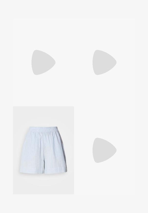 Witte mouwloze top met een hoge halslijn en gestructureerde schouders, met een gladde textuur en een minimalistisch design. Geen zichtbare sluitingen.; Lichtblauwe shorts met verticale witte en donkerblauwe strepen. Heeft een elastische tailleband en een ontspannen pasvorm. Gemaakt van een zacht materiaal.; Calvin Klein Sneakers laag - bordeaux; Zilveren ringoorbellen met een gedetailleerd touwontwerp, voorzien van platte vierkante sluithardware, wat zorgt voor een minimalistische en moderne uitstraling.