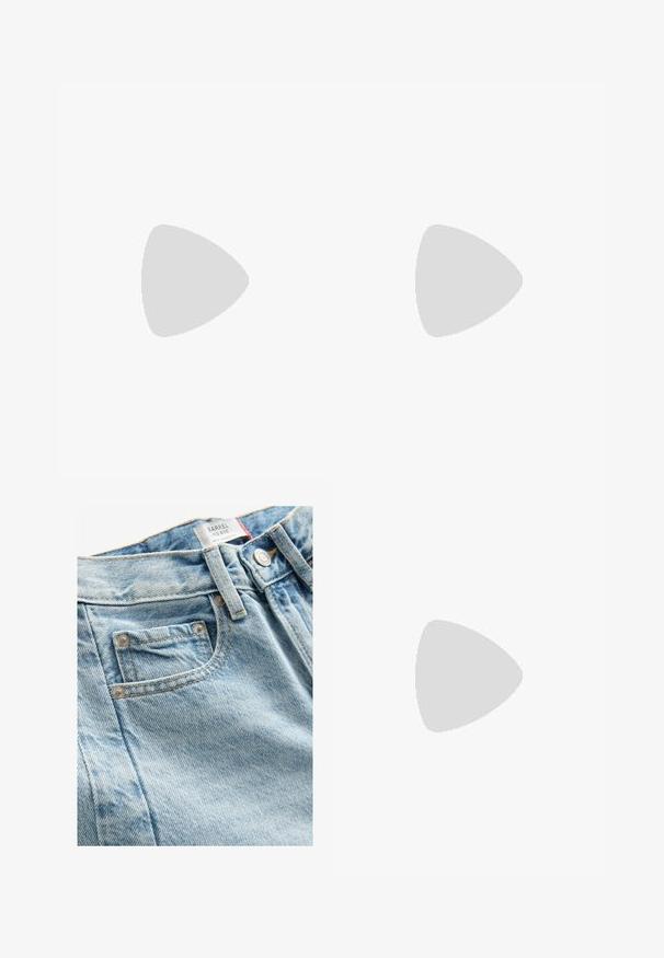 Balta kokvilnas T-krekls ar lielu sarkanu un jūras zila grafisko printu, kurā redzams zirdziņš un teksts "LEVI'S THE ORIGINAL" treknajās burtiņās.; Gaiši zili vidējo jostasvietu džinsi ar teksturētu apdari, ar mazu priekšējo kabatu un metāla pogu aizdari. Redzama rakstaina st ļaušana.; Brūnas ādas laivu kurpes ar zemu griezumu, saistāmām joslām, metāla caurumiem un strukturētu gumijas zoli, ar šuvēm gar priekšpusi.; Brūna ādas plecu soma ar ietilpīgu dizainu. Tai ir gluda tekstūra un diskrēts zelta logo. Pāris ar krēma krāsas adītu džemperi.