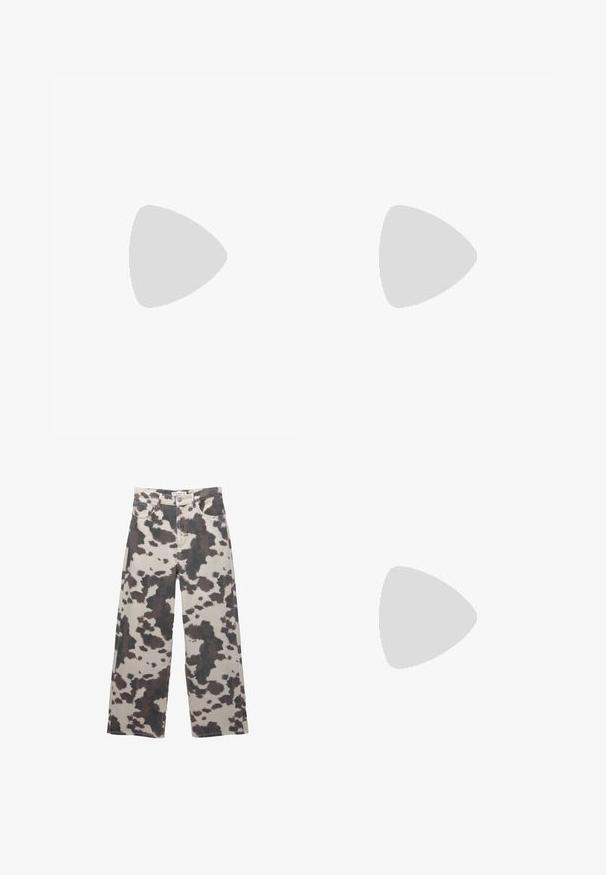 BDG Urban Outfitters NYC 1990 APPLIQUE TEE - T-shirt print - camo; Wijd gesneden jeans in een beige kleur met een bruin koeienprintpatroon. Voorzien van een knoopsluiting en een design met vijf zakken. Gemaakt van denimstof.; Zwarte hardloopschoen met grijze accenten en Gore-Tex materiaal. Kenmerkt zich door een laag profiel, een gestructureerde zool en een snel vetersysteem voor een veilige pasvorm.; Zwart stoffen draagtas met een uniek V-vormig ontwerp en een gladde textuur. Voorzien van een korte handgreep met minimalistische hardware-details.