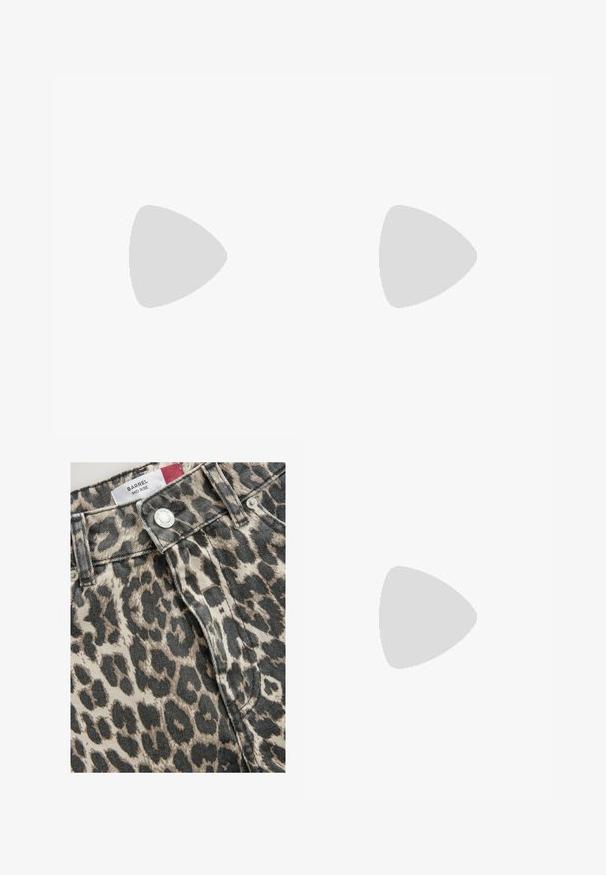 Rosanes ärmelloses Oberteil mit hohem Kragen, aus weichem Baumwollstoff gefertigt. Verfügt über ein kleines weißes Levi's-Logo auf der Brust. Glatte Textur und schlichtes Design.; Mid-rise Jeans mit Leopardenmuster aus Denim, die eine Mischung aus Beige und Schwarz enthalten; mit einem Metallknopf und vorderem Verschluss.; Steve Madden GRAND AVE - Sling-Ballerina - silver; Beige Hobo-Tasche mit braunem Logo-Muster, Lederbesatz und einem Metallverschluss mit erhabenem "G". Verstellbarer Schultergurt inklusive.