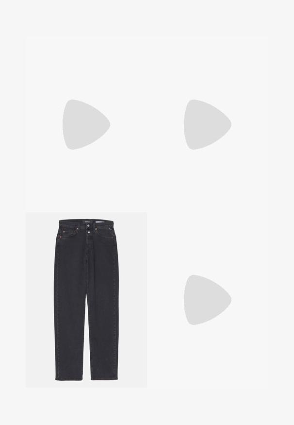 Zwart oversized T-shirt met korte mouwen, gelaagd over een lange mouw onderstuk. Gemaakt van zachte, gestructureerde stof met subtiele logo-details.; Zwarte denim broek met rechte pasvorm, voorzien van koperen klinknagels, knoopsluiting en vijf zakken. Schoon ontwerp zonder extra versieringen.; Zwarte vetersneakers met een dikke zool, voorzien van een bovenwerk van soepel leer, een ronde neus en een herkenbaar gelaagd platformontwerp.; Zwarte leren schoudertas met een gladde textuur en een verstelbare strap, gecombineerd met vervaagde wijde jeans en sportieve sneakers.