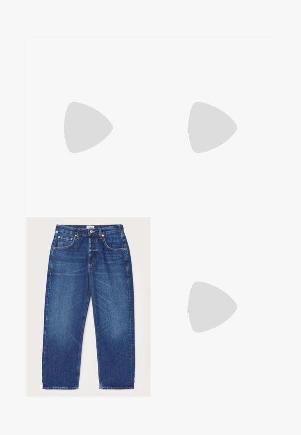 Długi rękaw bluzka w panterkę z okrągłym dekoltem, wykonana z lekkiego materiału w beżowe i brązowe wzory.; Citizens of Humanity DAHLIA ciemnoniebieski; Czarne skórzane botki za kostkę z ostrym noskiem i masywnym kwadratowym obcasem. Gładka faktura z bezszwowym designem i minimalnym przeszyciem.; Ree Projects - Torebka