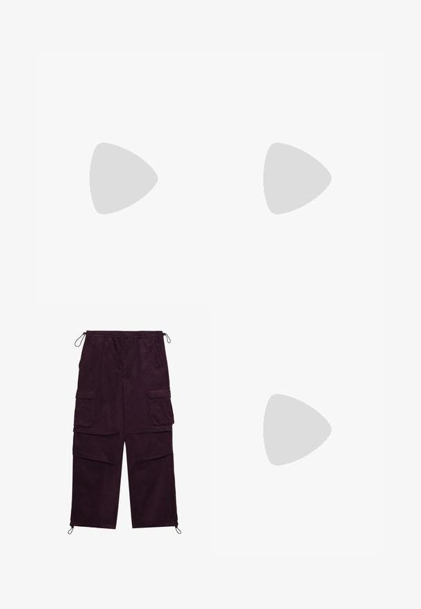 Kortärmad t-shirt med rund halsringning i ljusrosa bomull, med en färgglad New Balance-logotyp på vänster bröst. Regular fit, mjuk textur.; Lila kordfläsk cargobyxor med resårmidja, två sidofickor och justerbara dragsnören vid anklarna. Texturerad tyg.; Svartvita sneakers med ovandel i mocka och läder, med tre vita ränder, perforerad tå och sula av gummigummi.; Svart tygaxelväska med dragkedjestängning, prydd med en vit Adidas-logga och ett randigt justerbart band för enkel bärning.