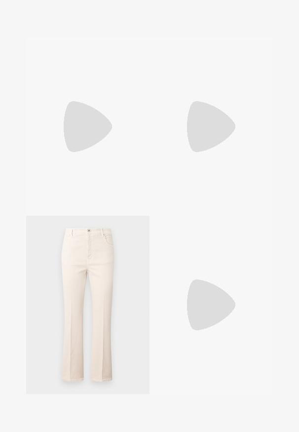 Top tricotat cu maneci scurte, de culoare bej, cu guler rotund, având o textură netedă și tiv cu nervuri. Design simplu și clasic, ideal pentru a fi purtat în straturi.; Jeans bej evazați, din bumbac, cu talie înaltă, cinci buzunare, închidere cu nasture și detalii subtile de cusătură.; Mocasini din nubuc maroniu cu vârf rotund, având o talpă platformă cu nervuri și o curea decorativă peste partea superioară.; Geantă de piele maro cu închidere tip capac, accesorii de culoare aurie, curea de umăr și o textură netedă. Formă compactă și rectangulară.