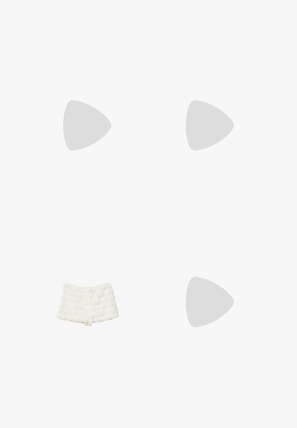 Vägray tank top valmistettu pehmeästä puuvillamateriaalista, jossa on leveät olkaimet ja pyöreä kaula-aukko. Liukas pinta ja ei näkyviä kuvioita.; Stradivarius Shortsit - white; Fringe nilkkurit vaaleassa mokassa, joissa on kolme kerroksellista fringia. Teräväkärkiset ja matalalla blokkikorkealla varustetut. Tasainen pinta kauttaaltaan.; Silmustäkkilised prillid ovaalsete raamidega, pruunid läätsed ja õhukesed mustad käepidemed, millel on peened mustri aksendid.
