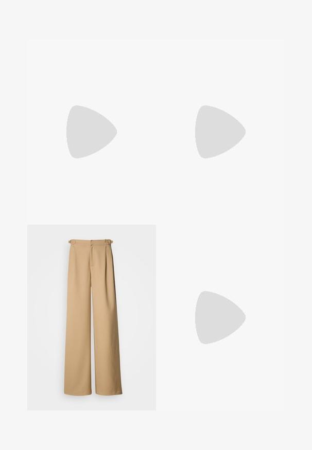 Ribbed valkoinen tank top, jossa on pyöreä pääntie ja leveät olkaimet, valmistettu pehmeästä, muotoiltu materiaali, jossa on suora helma.; Beige levelet trouserit korkealla vyötäröllä, laskostetulla edellä ja vyölenkeillä. Valmistettu sileästä kankaasta, jossa on puhdas ja minimalistinen muotoilu.; Ruske mokasiner av sueding med rund tå og lav svart gummisåle, med dekorativ stropp og sømdetaljer på overdelen.; Ruskea nahkainen kannettavan tietokoneen laukku, jossa on teksturoidun pinnan, kaksoiskahvat, säädettävä olkahihna ja kaksi etubukletta lisäämään yksityiskohtia.